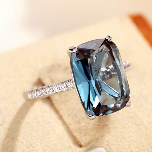 Elegant Blue Gemstone Ring - Picture 5 of 6